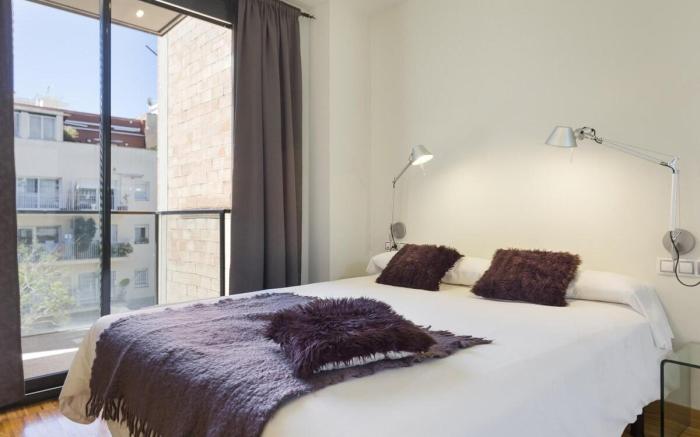 Charming Apartment in the Center w/ Balcony for 6