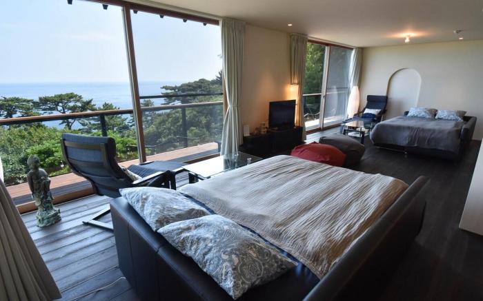 A villa overlooking the Izu sea and a starry sky.