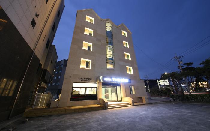 Hotel The One