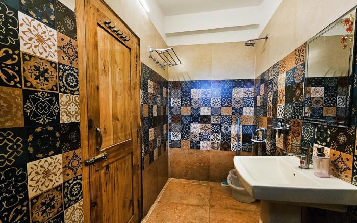 Young Monk Hostel & Cafe Jibhi