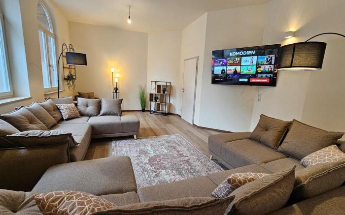 YFB 170m2, Netflix, 1 min Metro, 15 Person, Wifi