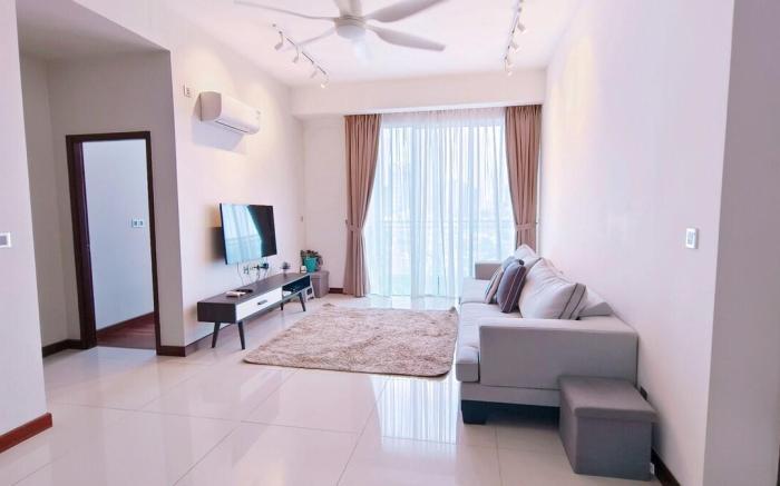 Lovely Designed Spacious Condo w Pool / Parking