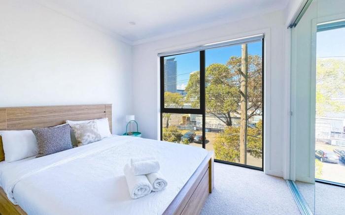 Bright 3 level townhouse