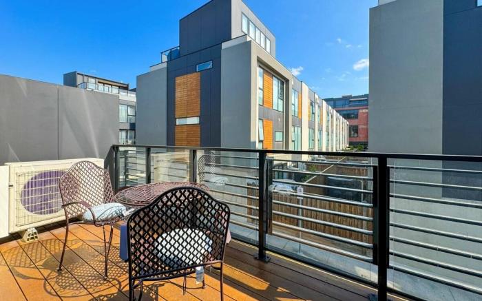 Bright 3 level townhouse