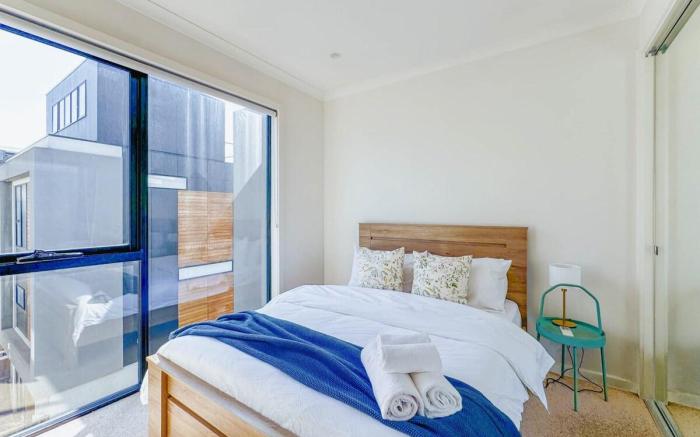 Bright 3 level townhouse