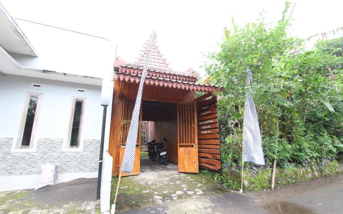OYO 93789 Mbah Carik Homestay Syari'ah