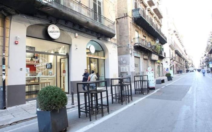 Terrace In The Historic Center In Palermo pino
