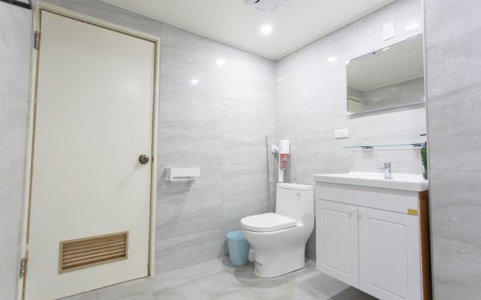 Opposite Taipei Main Station, elegant-style room