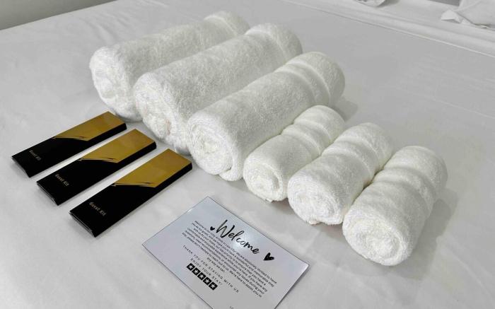 (4) Modern studio near SM Lipa/King bed & Sofa bed