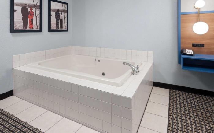 AmericInn by Wyndham Reedsburg