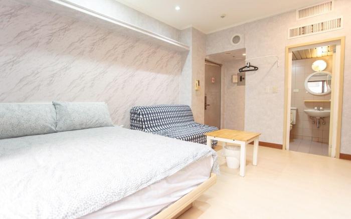 Alan's Lift Building, Leisure Style Room for 2-4 Persons, directly opposite Taipei Main Station