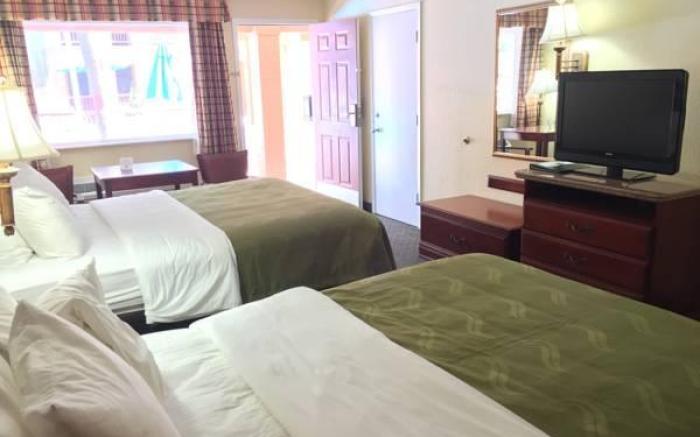 Econo Lodge Inn & Suites