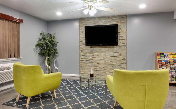 Super 8 by Wyndham San Antonio Pearl District / Downtown