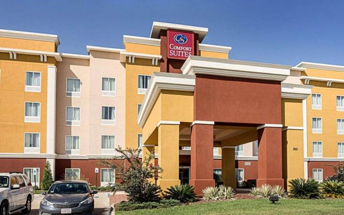 Comfort Suites near Tanger Outlet Mall