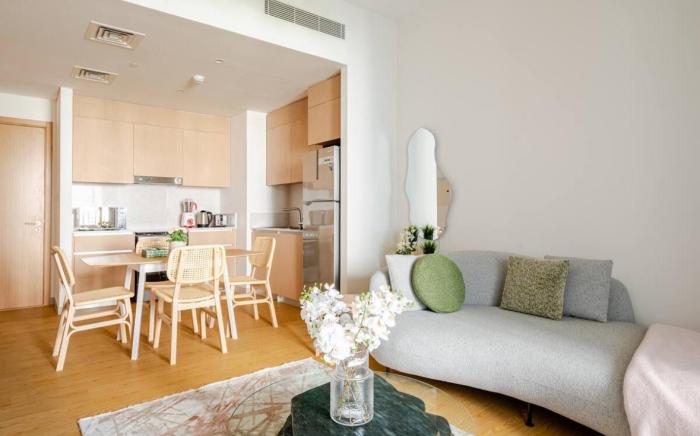 Exquisite 1-Bedroom with Pool Scenery in Creek