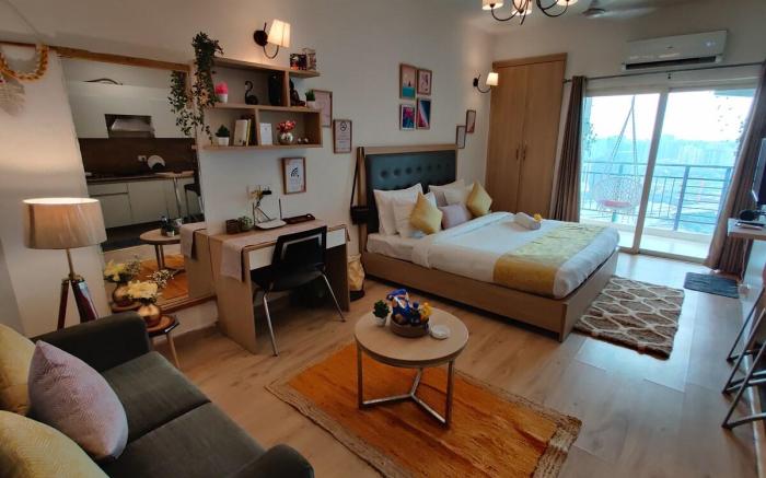 Sojourn Stays- High on Height Comphy Condo.
