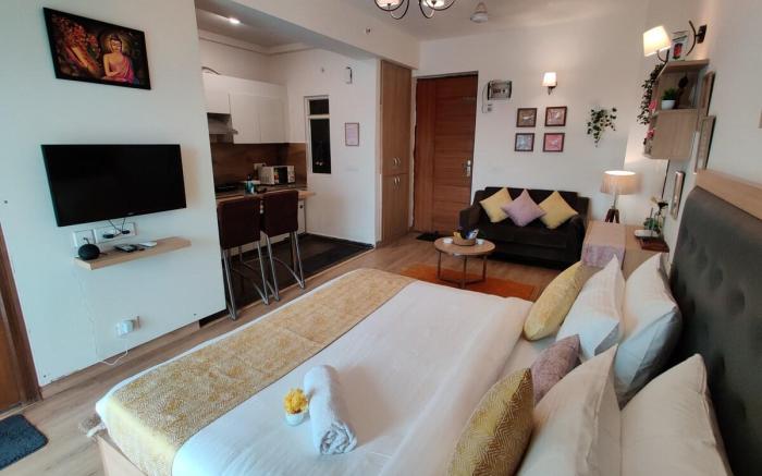 Sojourn Stays- High on Height Comphy Condo.