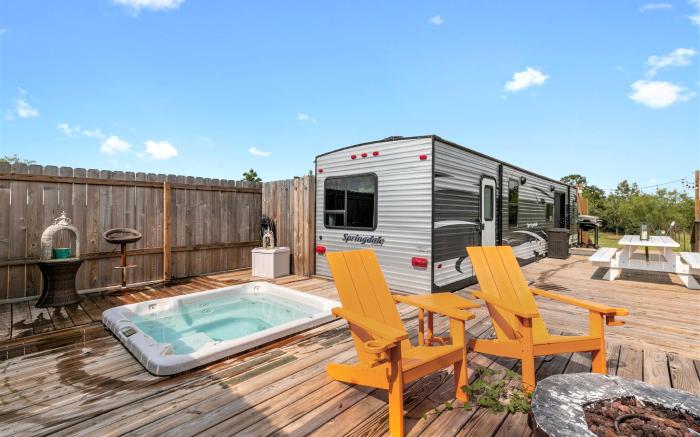 Lucinda Luxury RV with Hot Tub
