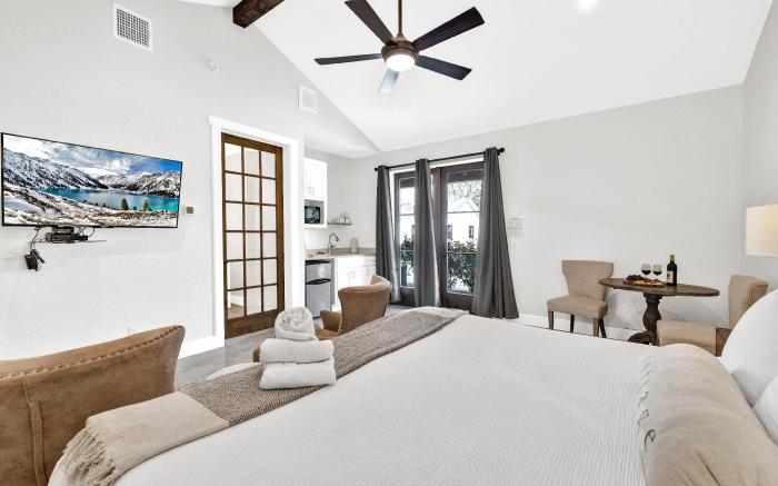 Schubert Inn Suite A with Pool-Grill - 2Blks to Main