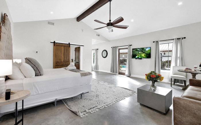 Schubert Inn Cottage - Pool - Walk to Main St