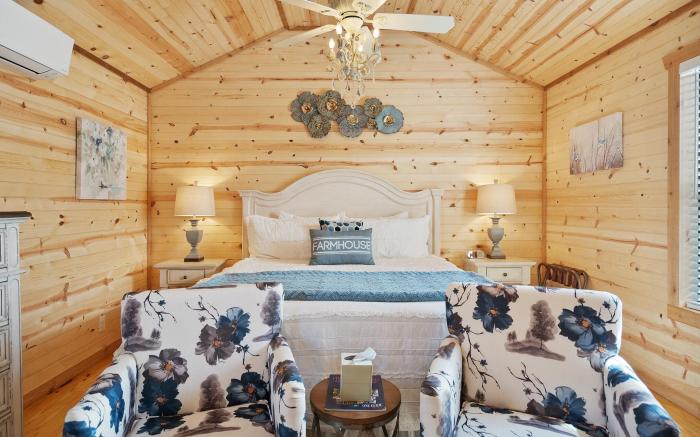 Stunning Cabin Right on Main St!