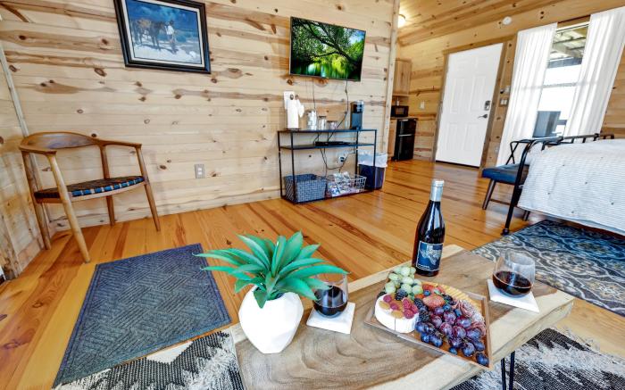 Rocky Ridge Cedar Cabin with Hot Tub & Amazing Views