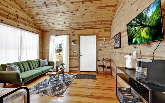 Rocky Ridge Cedar Cabin with Hot Tub & Amazing Views