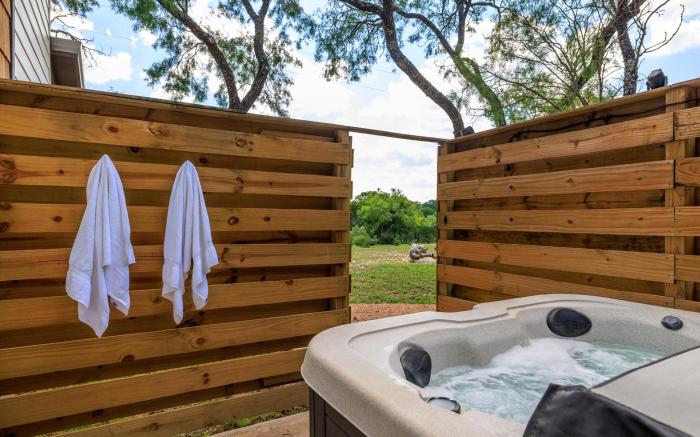 Mimosa Waterfront with Hot Tub