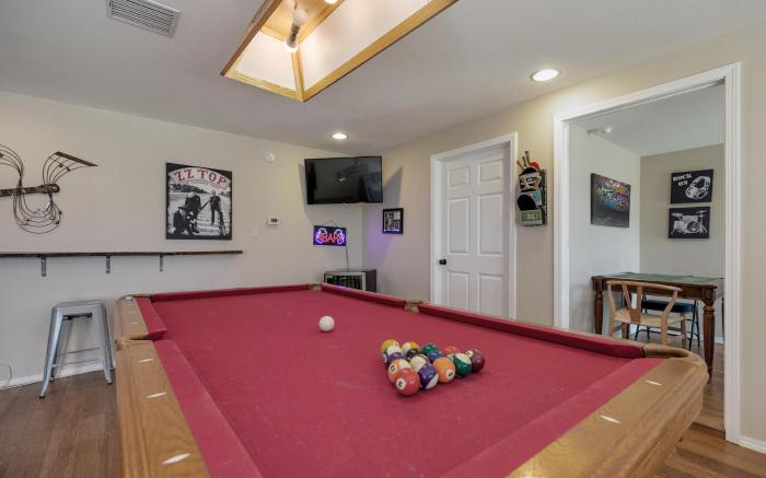 Waylon-Hot Tub and Fire Table!