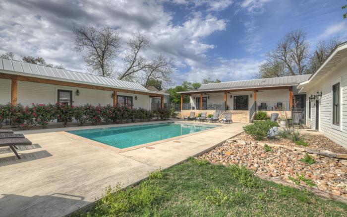 Schubert Inn Suite-B with Pool & Grill - Walk to Main