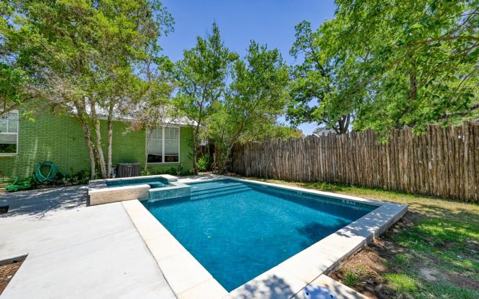 Clover Haus 2 Blks to Main St with Pool and Spa!