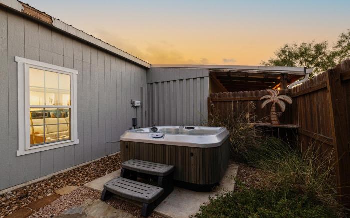 The Janis Bungalow w/Hot tub