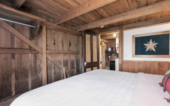 Gorgeous Barn Cabin 10min from Main St!
