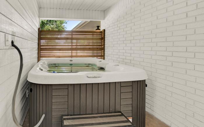 Wanderlust #3 | Hot Tub | Shared outdoor Space 