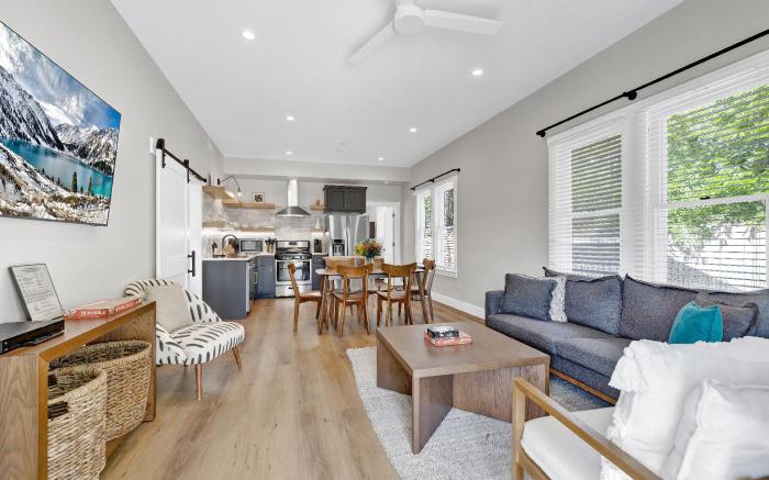 The Grove-A Charming Cottage - 2 blks to Main St