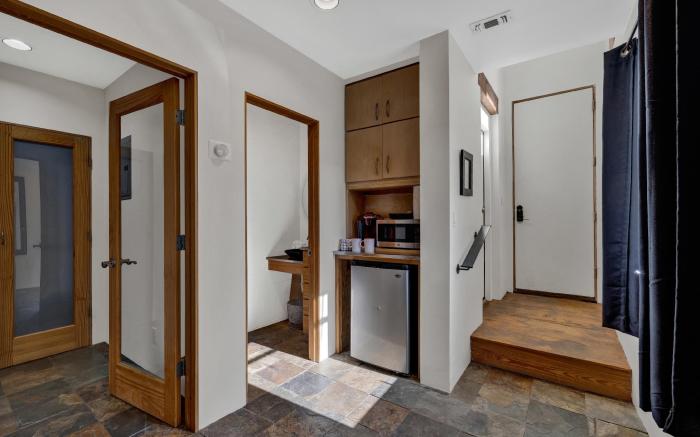 Guest Quarters - 2 Blocks to Main Street!