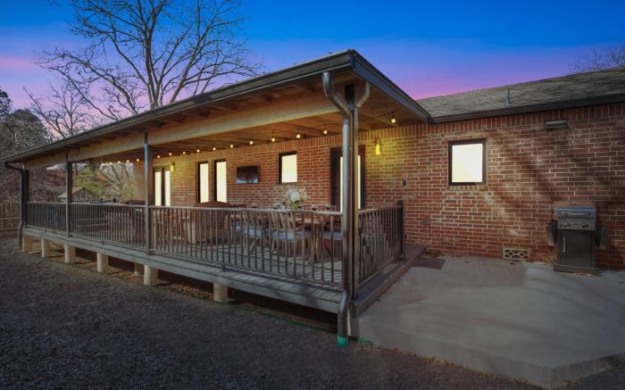 Alcove: Steps to Main St.-High End Home w/Hot-tub!