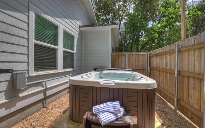 The Grove E with Hot Tub & King Bed - 2 blks to Main
