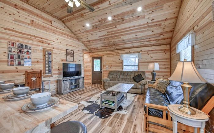 Cozy Cabin Firepit and Grill & 10 mins to Main St