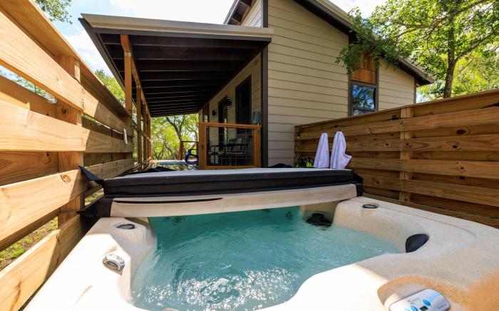 Rivers Edge Cottages with Hot Tub