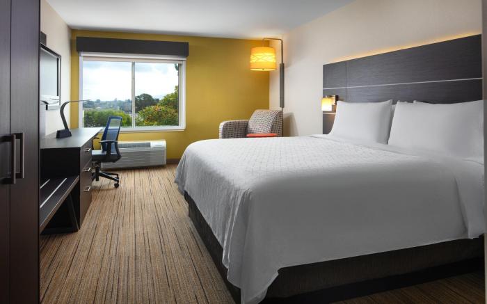 Holiday Inn Express Hotel & Suites Belmont By IHG