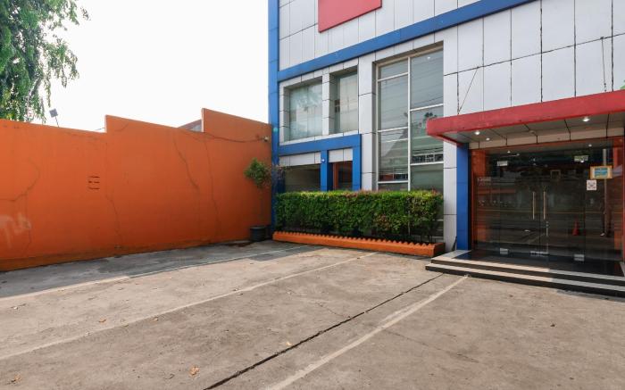 RedDoorz Plus @ Jalan Pemuda Jakarta