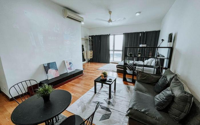 Studio Lux Cinema Room KL Regalia Suite_Sky Pool