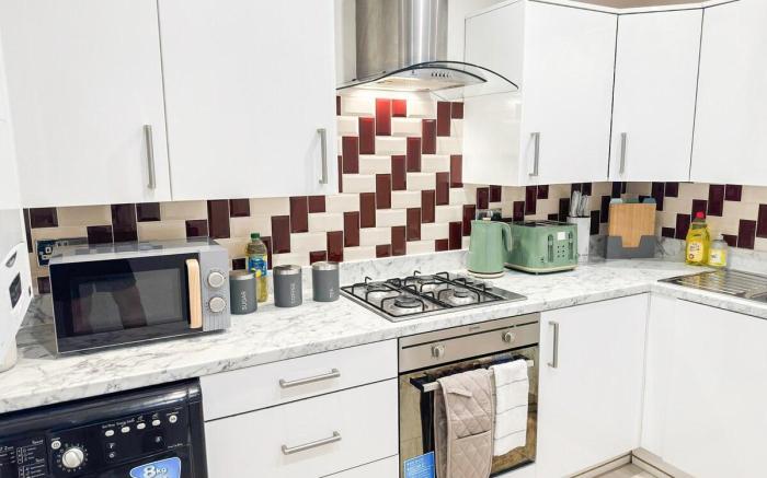 Cosy 3BR house w. PVT garden & Free Parking Ilford