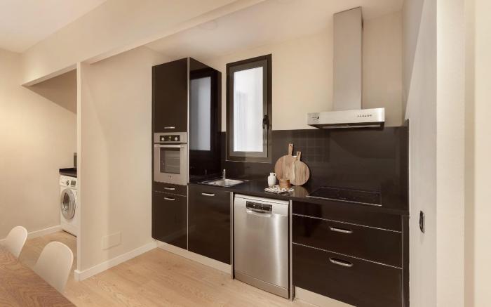 Long Stay  Two Bedroom Apartment with Balcony