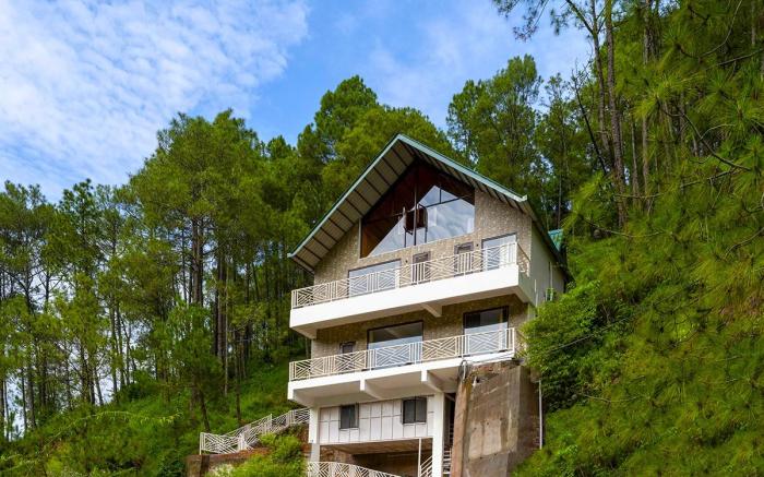 Spring Hills, 4BD Kasauli glass attic Villa, cook