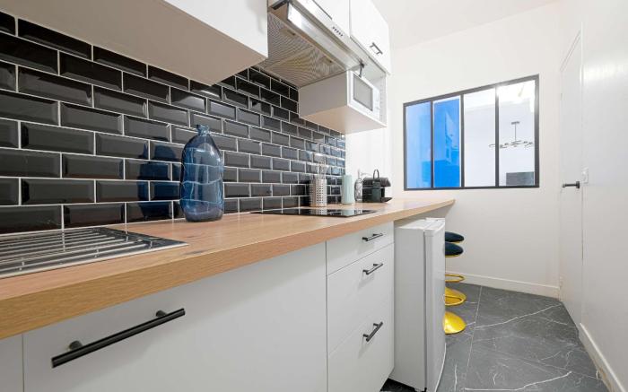 Modern Large  Studio Apartment for 3