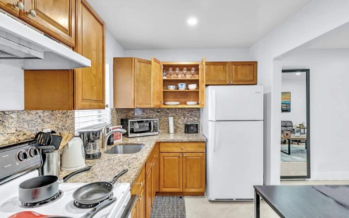 Hollywood 2 Bdrm New Furnished Beach Vacation LB2