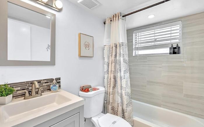 Hollywood Large Studio Close to Beach & Casino LB3
