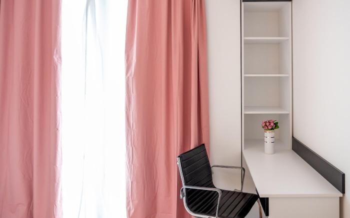 Sunny 1BDR Apartment near Center